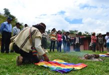 Alrededor de la Tulpa, dinamizadores y mayores espirituales mambearon ideas y palabras frente al tema de la educación propia