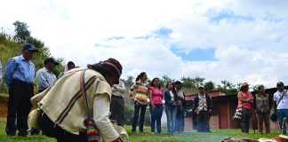 Alrededor de la Tulpa, dinamizadores y mayores espirituales mambearon ideas y palabras frente al tema de la educación propia