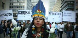 Los capitalinos les rindieron un emocionante recibimiento al paso de la Guardia Indígena.Foto: Daniel Reina Romero / SEMANA