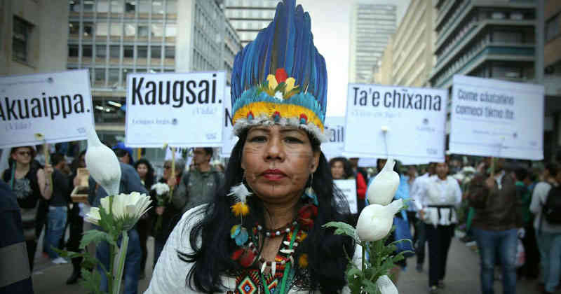 Los capitalinos les rindieron un emocionante recibimiento al paso de la Guardia Indígena.Foto: Daniel Reina Romero / SEMANA