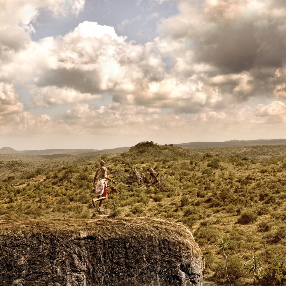 Un guerrero samburu en la sabana de Kenia, en 2013. Esta es la fotografía que ilustra la portada del calendario. Los samburu son una tribu de Kenia que habita en el distrito de Laikipia desde hace cientos de años. Desde 2011, se enfrentan a una brutal violencia después de que ONG en defensa de la vida salvaje acordaran la compra de sus tierras. Poco después, la policía keniata inició una serie de expulsiones forzosas de la tribu, prendiendo fuego a sus aldeas, robando y matando a sus animales y asaltando a hombres, mujeres y niños, según denunció Survival International en diversos informes que documentaban los hechos. Hoy, la lucha por la devolución de sus tierras aún continúa. TIMO HEINY SURVIVAL INTERNATIONAL