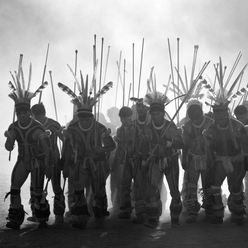 Un grupo de hombres kalapaló vestidos con penachos y trajes tradicionales. Los Kalapalo son un pueblo indígena de Brasil. Habitan, junto a otras 17 comunidades, el Parque Nacional del Xingu, en el estado de Mato Grosso. Hablan amonap, un idioma caribeño. En 2010 eran 569 y su principal actividad de subsistencia es la pesca. RENATO SOARES SURVIVAL INTERNATIONAL