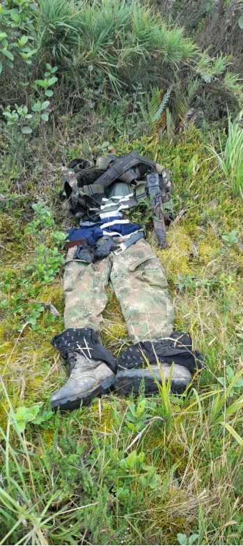 Prenda militar con rastros de sangre es encontrada en el territorio indígena