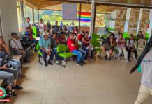 Comunicadores defensores de la madre tierra hablando de la COP16 en el sur del país